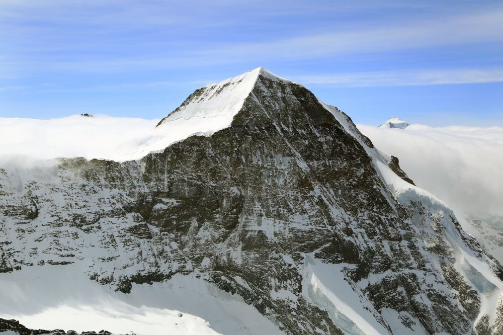 Luftaufnahme Grindelwald - Gipfel, Felsen- und Berglandschaft von Moench bei Grindelwald in den Berner Alpen, Schweiz