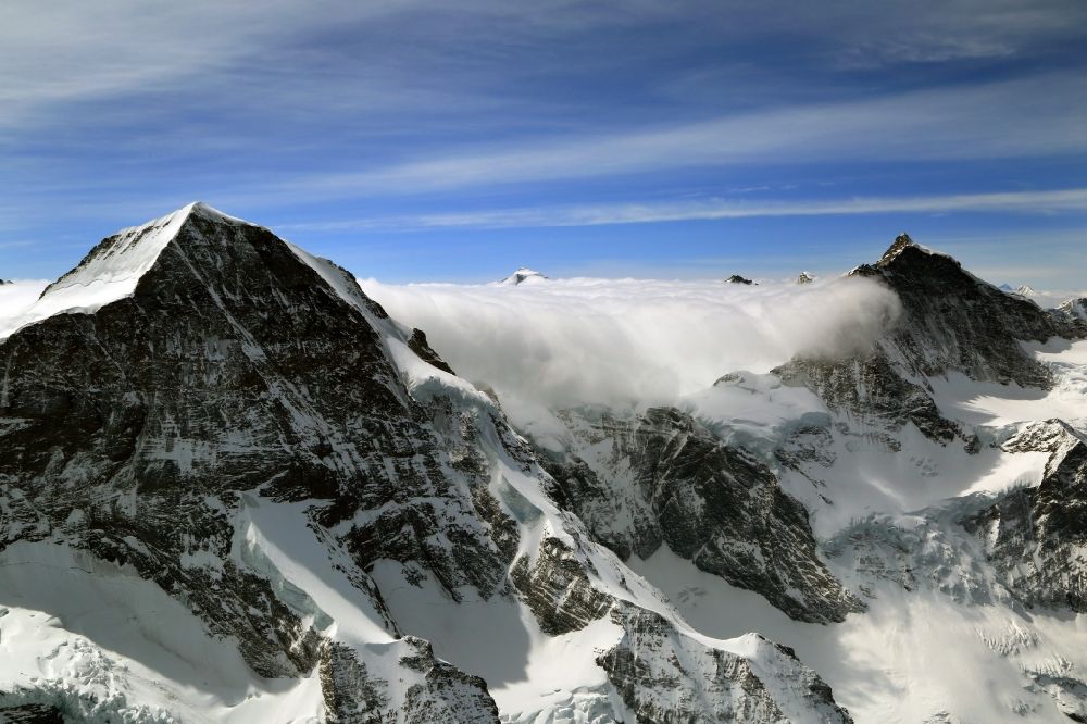 Luftbild Grindelwald - Gipfel, Felsen- und Berglandschaft von Moench und Jungfrau bei Grindelwald in den Berner Alpen, Schweiz