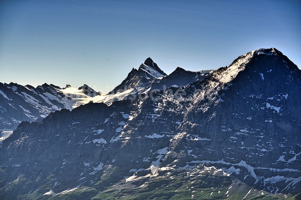 Luftaufnahme Grindelwald - Gipfel, Felsen- und Berglandschaft von Moench und Jungfrau bei Grindelwald in den Berner Alpen, Schweiz