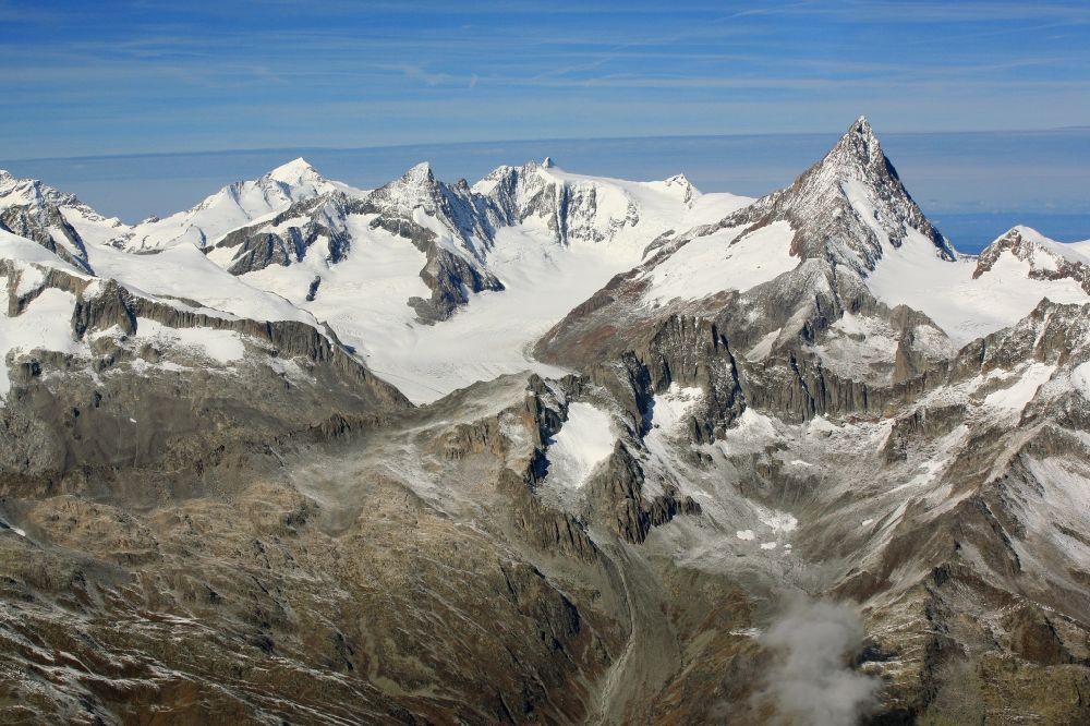 Grafschaft aus der Vogelperspektive: Gipfel des Finsteraarhorn in den Berner Alpen am Fieschergletscher im Kanton Wallis, Schweiz
