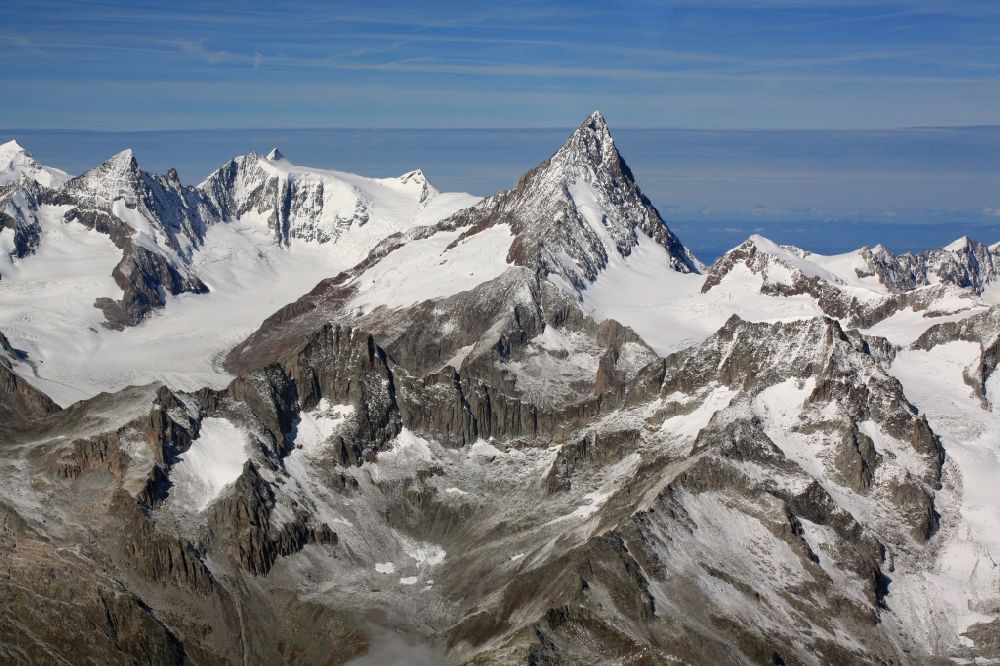 Luftbild Grafschaft - Gipfel des Finsteraarhorn in den Berner Alpen am Fieschergletscher im Kanton Wallis, Schweiz