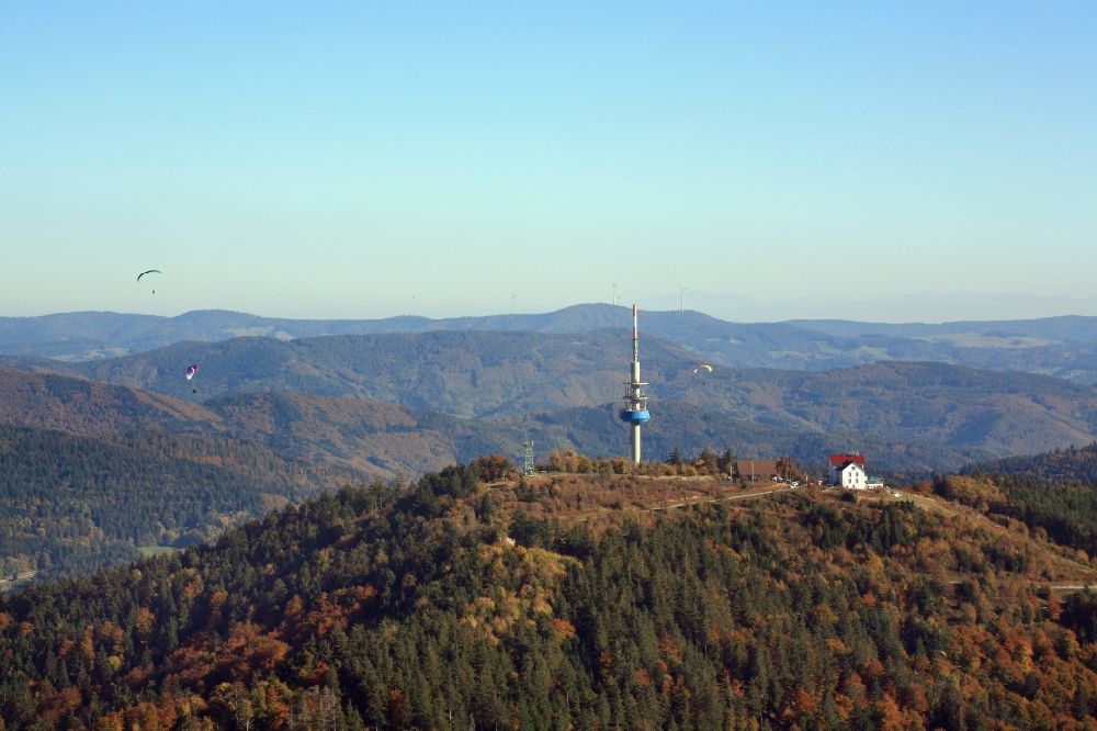 Schliengen von oben - Gipfel des Hochblauen oder Blauen in der Berglandschaft des Südschwarzwaldes in Schliengen im Bundesland Baden-Württemberg, Deutschland