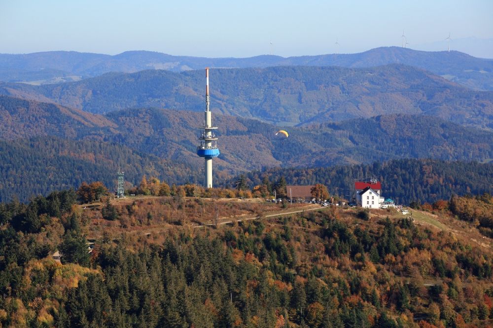 Schliengen aus der Vogelperspektive: Gipfel des Hochblauen oder Blauen in der Berglandschaft des Südschwarzwaldes in Schliengen im Bundesland Baden-Württemberg, Deutschland