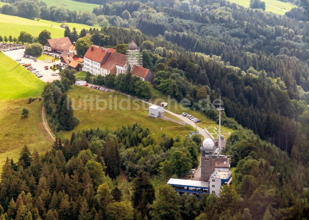Hohenpeißenberg aus der Vogelperspektive: Gipfel des Hohen Peißenbergs und Wallfahrtskirche bei Hohenpeißenberg im Bundesland Bayern