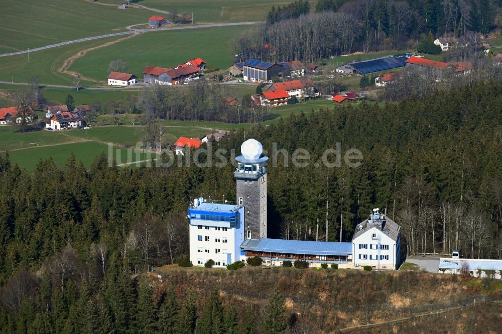Hohenpeißenberg aus der Vogelperspektive: Gipfel des Hohen Peißenbergs mit Wetterstation bei Hohenpeißenberg im Bundesland Bayern