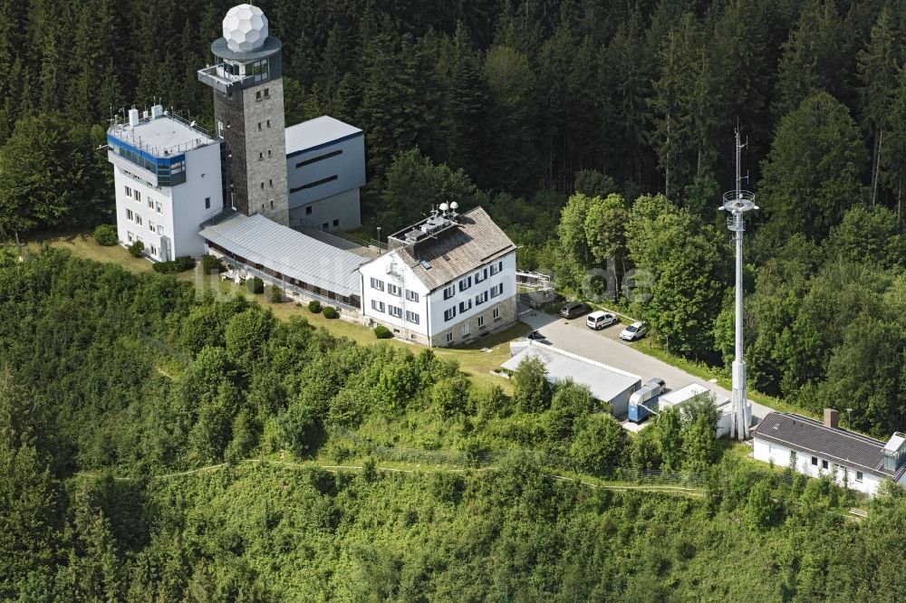 Hohenpeißenberg aus der Vogelperspektive: Gipfel des Hohen Peißenbergs mit Wetterstation bei Hohenpeißenberg im Bundesland Bayern