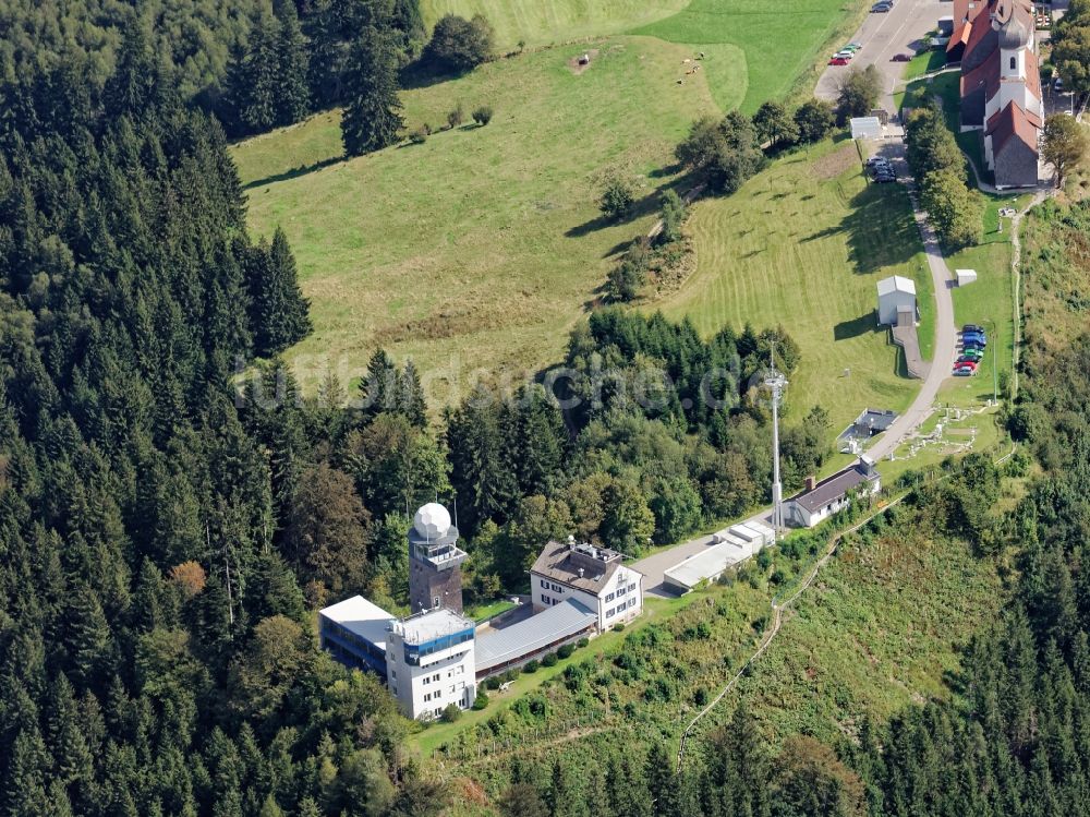 Luftbild Hohenpeißenberg - Gipfel des Hohen Peißenbergs mit Wetterstation, Sendestation und Wallfahrtskirche bei Hohenpeißenberg im Bundesland Bayern