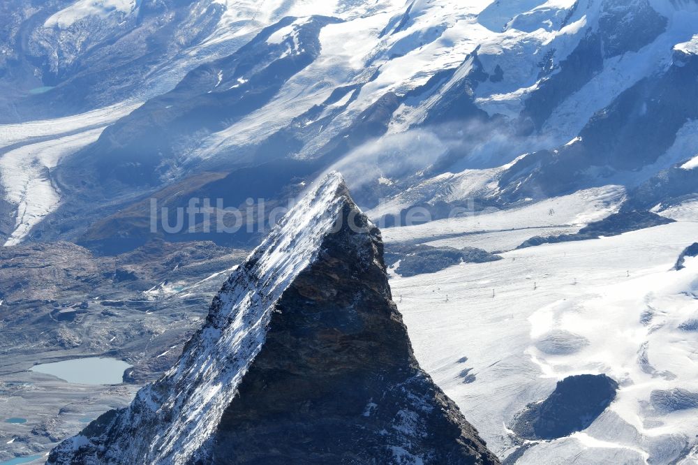 Luftbild Zermatt - Gipfel des Matterhorn in der Felsen- und Berglandschaft in Zermatt im Kanton Wallis, Schweiz