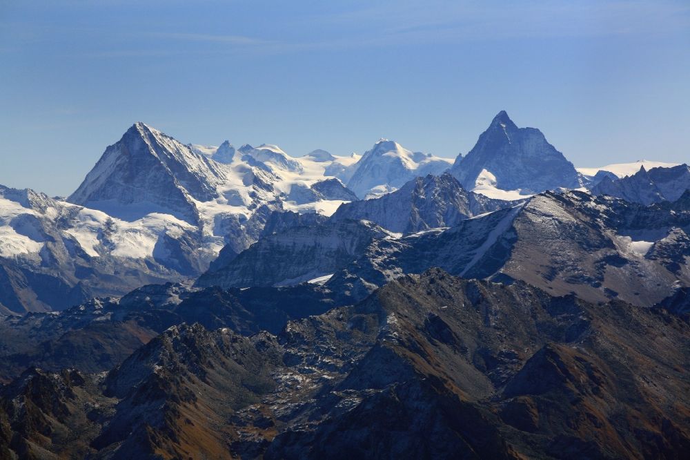 Zermatt aus der Vogelperspektive: Gipfel des Matterhorn (rechts) und Dent Blanche in der Felsen- und Berglandschaft der Walliser Alpen in Zermatt im Kanton Wallis, Schweiz