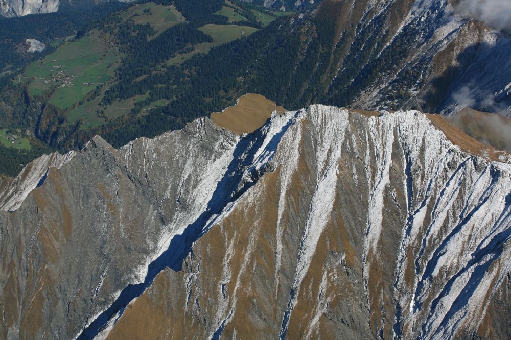 Riein von oben - Gipfel des Piz Riein in der Signina Gruppe in den Lepontinischen Alpen in der Felsen- und Berglandschaft in Riein im Kanton Graubünden, Schweiz