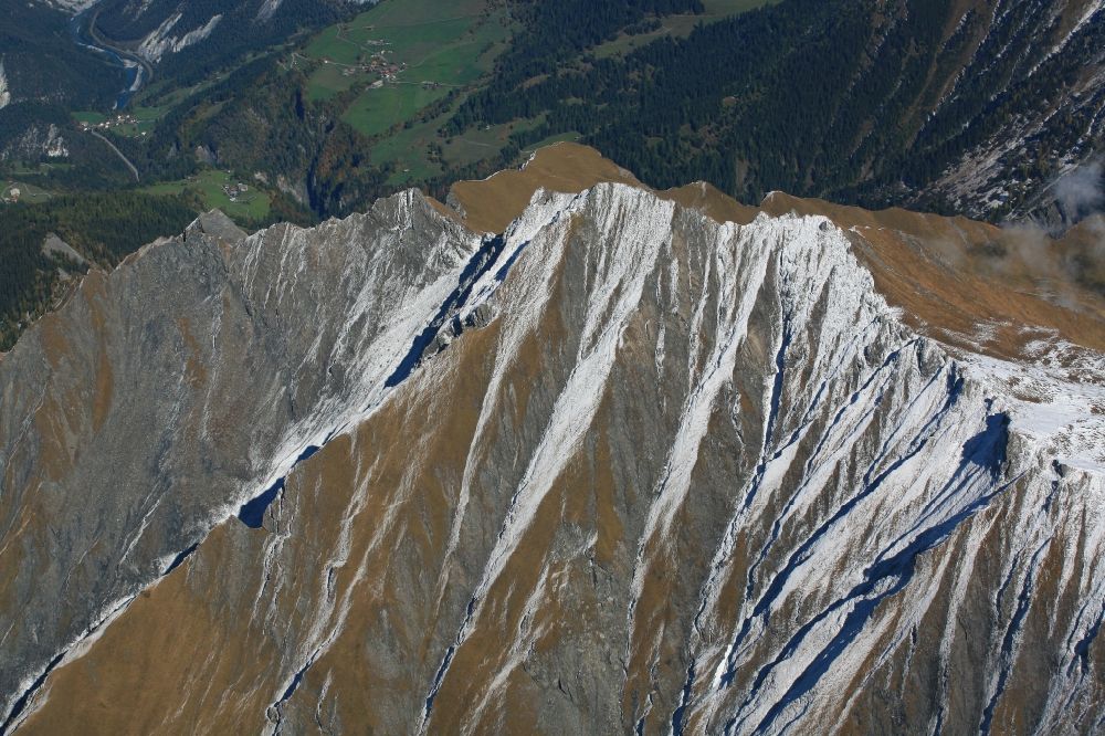 Riein aus der Vogelperspektive: Gipfel des Piz Riein in der Signina Gruppe in den Lepontinischen Alpen in der Felsen- und Berglandschaft in Riein im Kanton Graubünden, Schweiz
