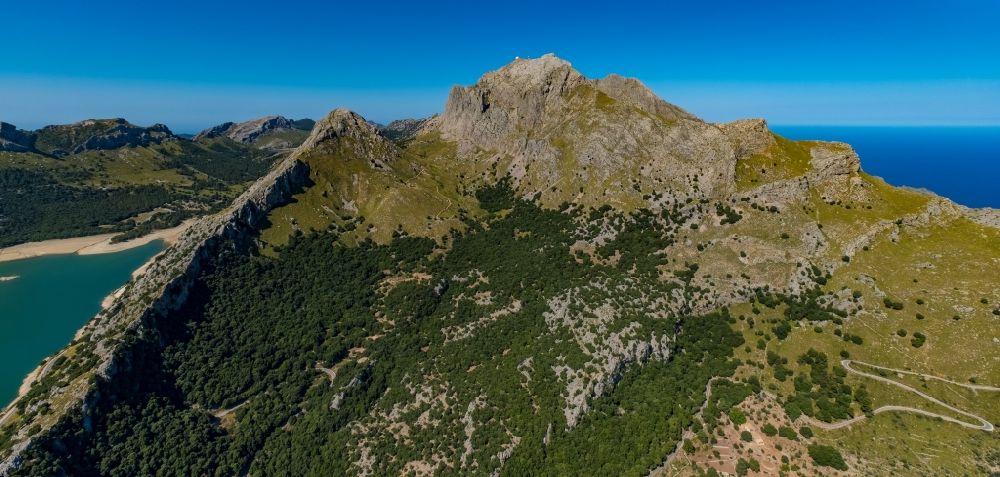 Escorca aus der Vogelperspektive: Gipfel des Puig Major in der Felsen- und Berglandschaft in Escorca in Balearische Inseln, Spanien