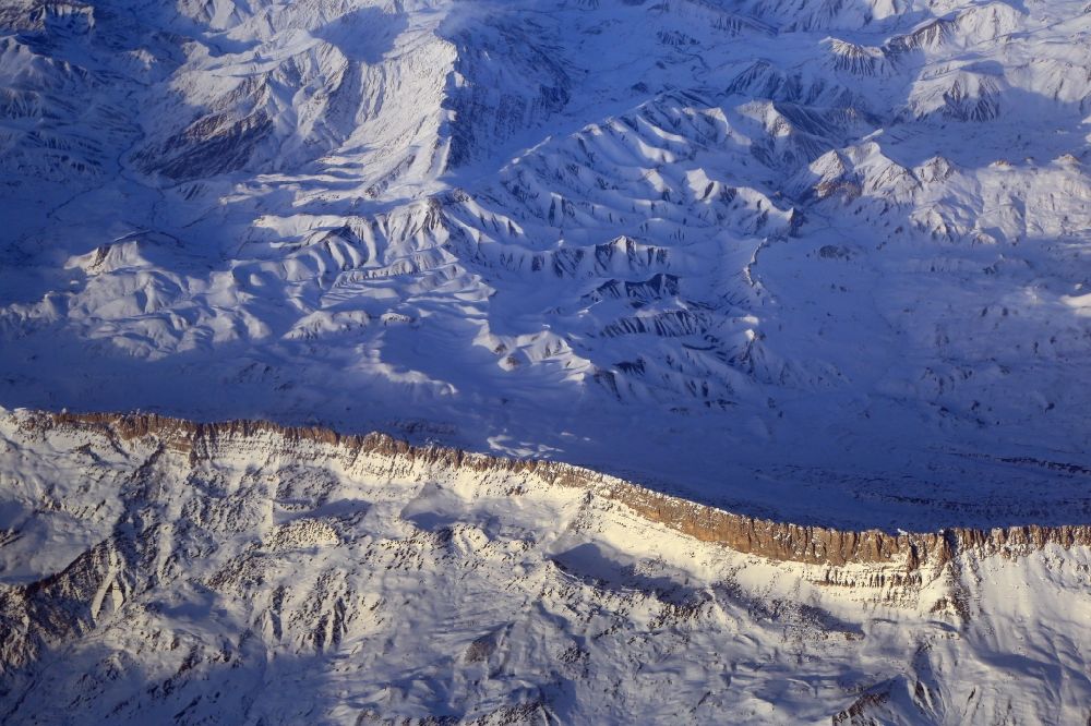 Siirt aus der Vogelperspektive: Gipfel im Südöstlichen Taurus in der Felsen- und Berglandschaft Ostanatoliens bei Siirt in der Türkei