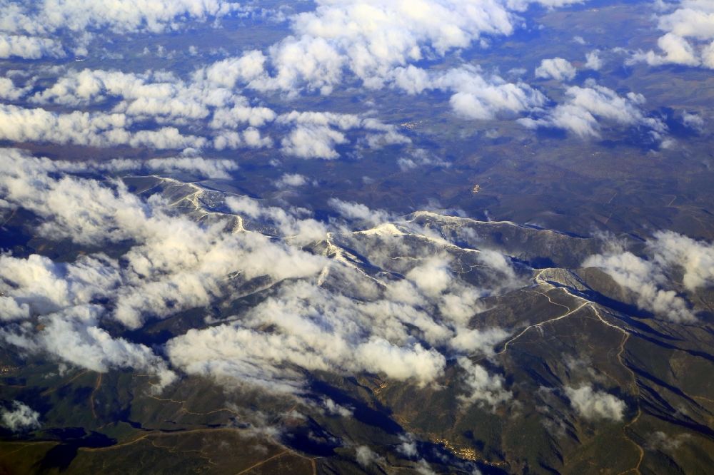 Nunomoral aus der Vogelperspektive: Gipfel der Sierra de Francia in der Felsen- und Berglandschaft bei Nunomoral in Extremadura, Spanien
