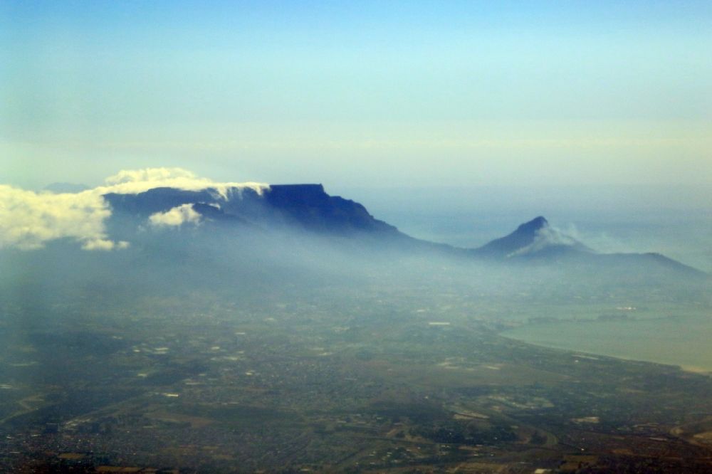 Kapstadt aus der Vogelperspektive: Gipfel des wolkenverhangenen Tafelbergs in Kapstadt in der Provinz Westkap, Südafrika