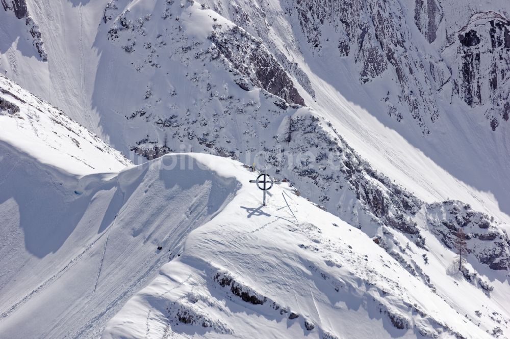 Luftaufnahme Achenkirch - Gipfelkreuz auf der winterlich verschneiten Seekarspitze bei Achenkirch am Achensee im Bundesland Tirol