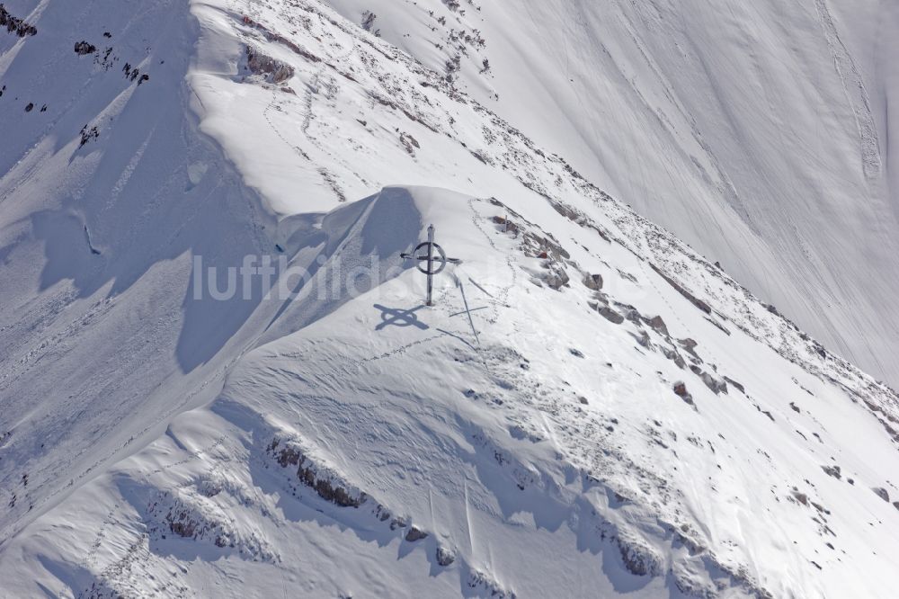 Achenkirch von oben - Gipfelkreuz auf der winterlich verschneiten Seekarspitze bei Achenkirch am Achensee im Bundesland Tirol