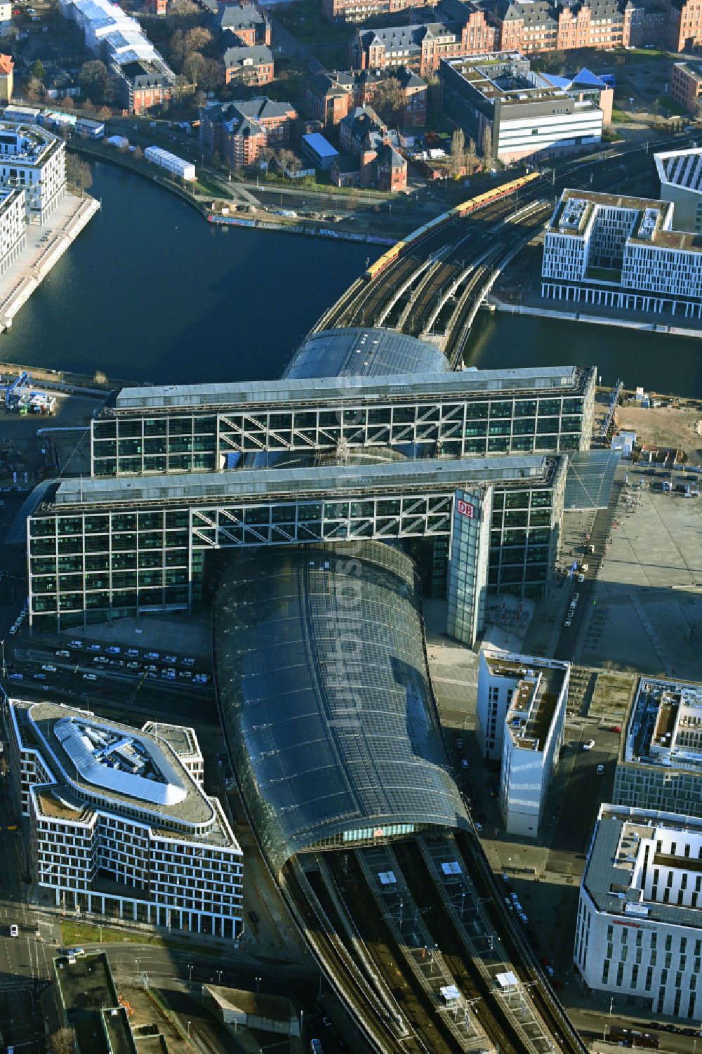 Luftaufnahme Berlin - Glasdach am Hauptbahnhof der Deutschen Bahn in Berlin, Deutschland