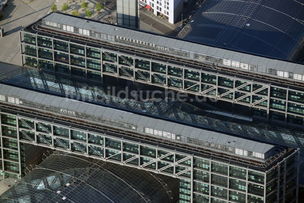 Berlin OT Moabit aus der Vogelperspektive: Glasdachkonstruktion am Berliner Hauptbahnhof am Ufer der Spree - Spreeufer zum Humboldthafen in Berlin
