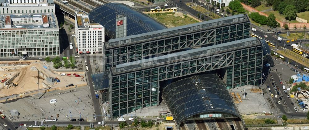 Luftbild Berlin - Glasdachkonstruktion am Berliner Hauptbahnhof am Ufer der Spree - Spreeufer zum Humboldthafen in Berlin