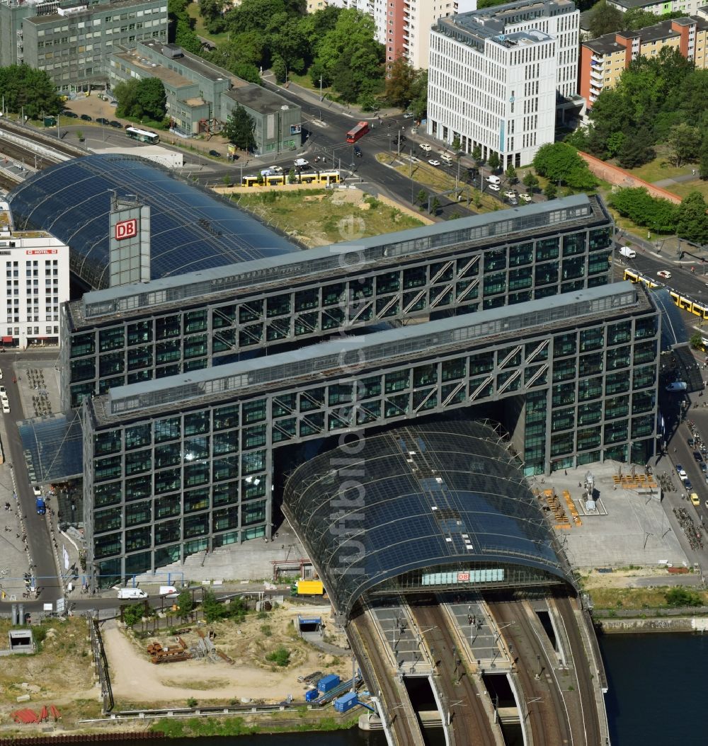 Luftaufnahme Berlin - Glasdachkonstruktion am Berliner Hauptbahnhof am Ufer der Spree - Spreeufer zum Humboldthafen in Berlin