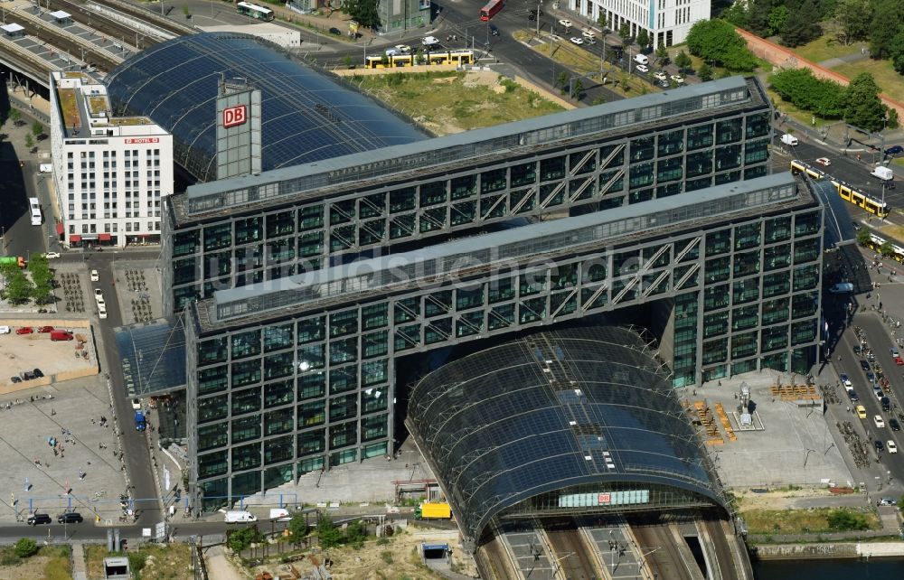 Berlin von oben - Glasdachkonstruktion am Berliner Hauptbahnhof am Ufer der Spree - Spreeufer zum Humboldthafen in Berlin