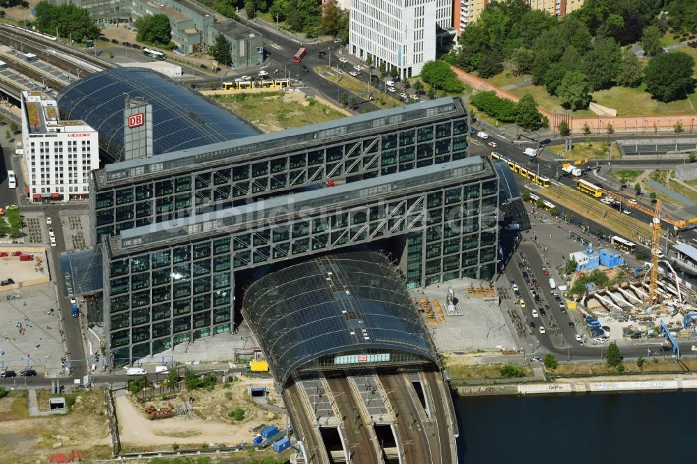 Berlin aus der Vogelperspektive: Glasdachkonstruktion am Berliner Hauptbahnhof am Ufer der Spree - Spreeufer zum Humboldthafen in Berlin