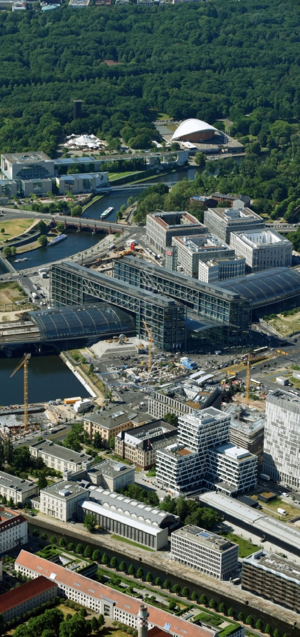 Luftaufnahme Berlin - Glasdachkonstruktion am Berliner Hauptbahnhof am Ufer der Spree - Spreeufer zum Humboldthafen in Berlin