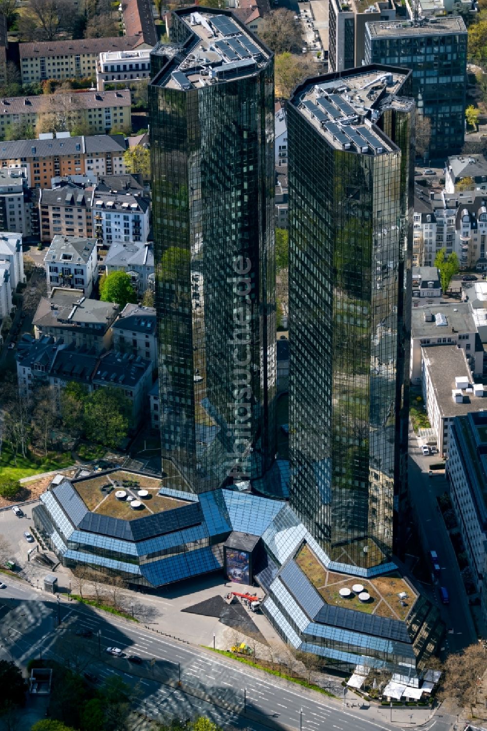 Luftaufnahme Frankfurt am Main - Glasfassaden der Hochhaus- Gebäude Deutsche Bank in Frankfurt am Main im Bundesland Hessen, Deutschland
