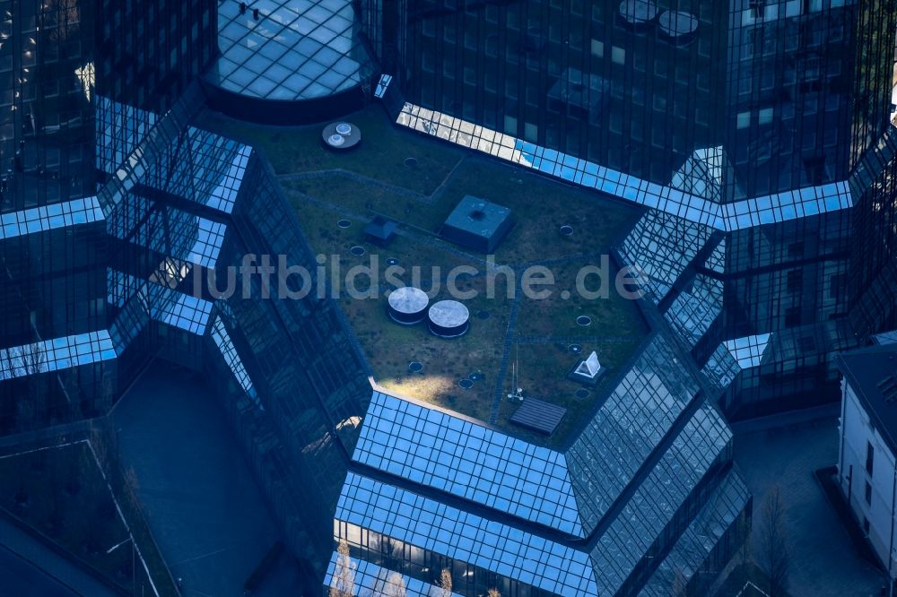Frankfurt am Main aus der Vogelperspektive: Glasfassaden der Hochhaus- Gebäude Deutsche Bank in Frankfurt am Main im Bundesland Hessen, Deutschland