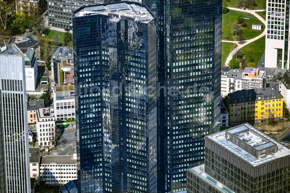 Luftbild Frankfurt am Main - Glasfassaden der Hochhaus- Gebäude Deutsche Bank in Frankfurt am Main im Bundesland Hessen, Deutschland