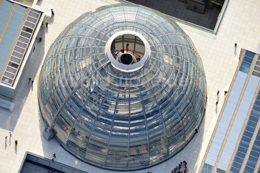 Luftbild Berlin - Glaskuppel auf dem Berliner Reichstag am Spreebogen in Berlin - Mitte