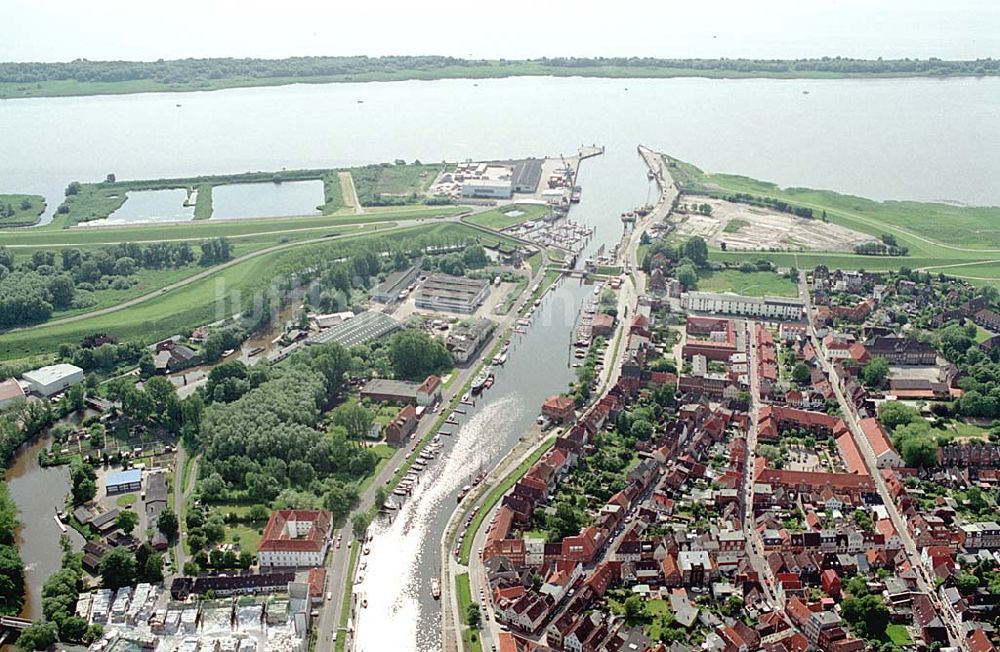 Luftbild Glückstadt / Schleswig-Holstein - Glückstadt 30.05.2003 Stadtzentrum und Hafen von Glückstadt am Elbestrom nordwärts.