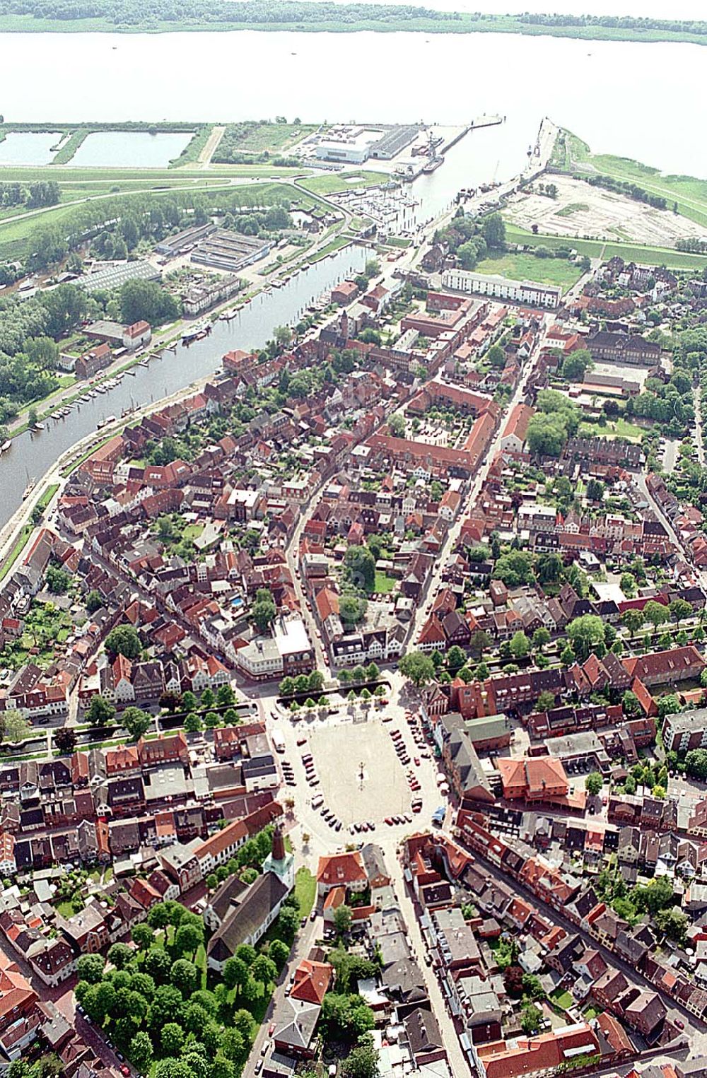 Luftaufnahme Glückstadt / Schleswig-Holstein - Glückstadt 30.05.2003 Stadtzentrum und Hafen von Glückstadt am Elbestrom nordwärts.