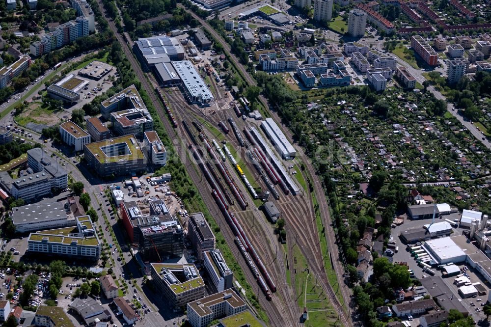 Freiburg im Breisgau von oben - Gleisanlagen, Bahnbetriebswerk und Bahnhof in Freiburg im Breisgau im Bundesland Baden-Württemberg, Deutschland