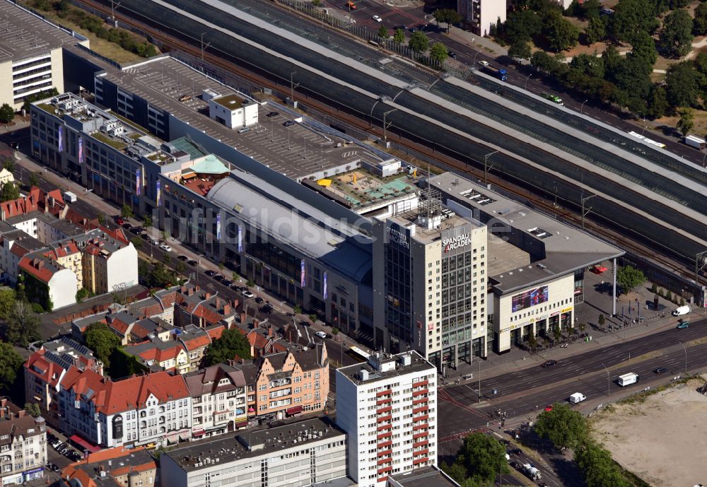 Luftaufnahme Berlin - Gleisanlagen des S-Bahnhofes Spandau und das Einkaufszentrum Spandau Arcaden an der Klosterstraße im Ortsteil Spandau in Berlin, Deutschland