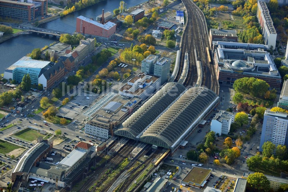 Luftaufnahme Berlin Friedrichshain - Gleisanlagen und Bahnhofsgebäude des Berliner Ostbahnhof der Deutschen Bahn und der S- Bahn in Berlin