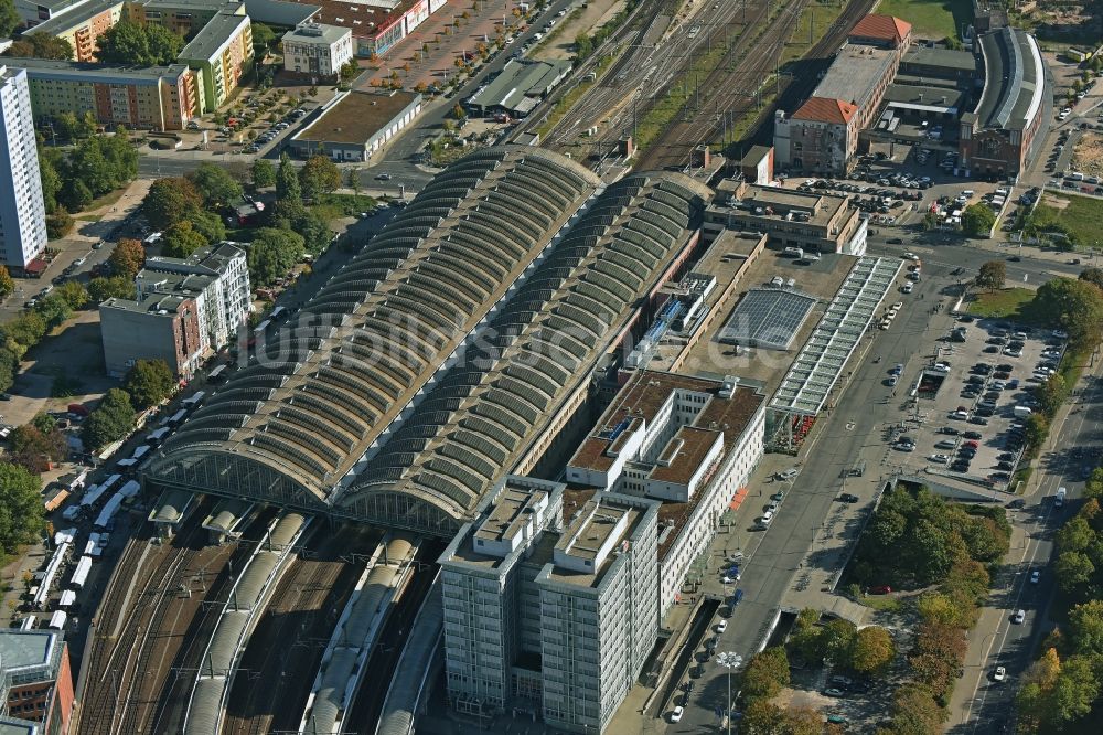 Berlin aus der Vogelperspektive: Gleisanlagen und Bahnhofsgebäude des Berliner Ostbahnhof der Deutschen Bahn und der S- Bahn in Berlin