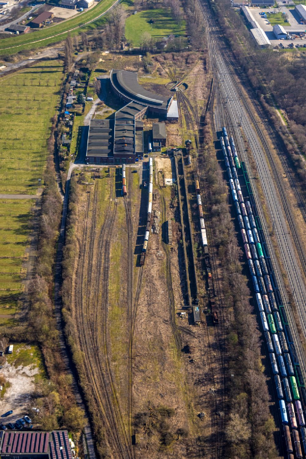 Luftbild Gelsenkirchen - Gleisanlagen am Rundschuppen - Triebfahrzeughalle des Bahn- Betriebswerkes Bismarck in Gelsenkirchen im Bundesland Nordrhein-Westfalen, Deutschland
