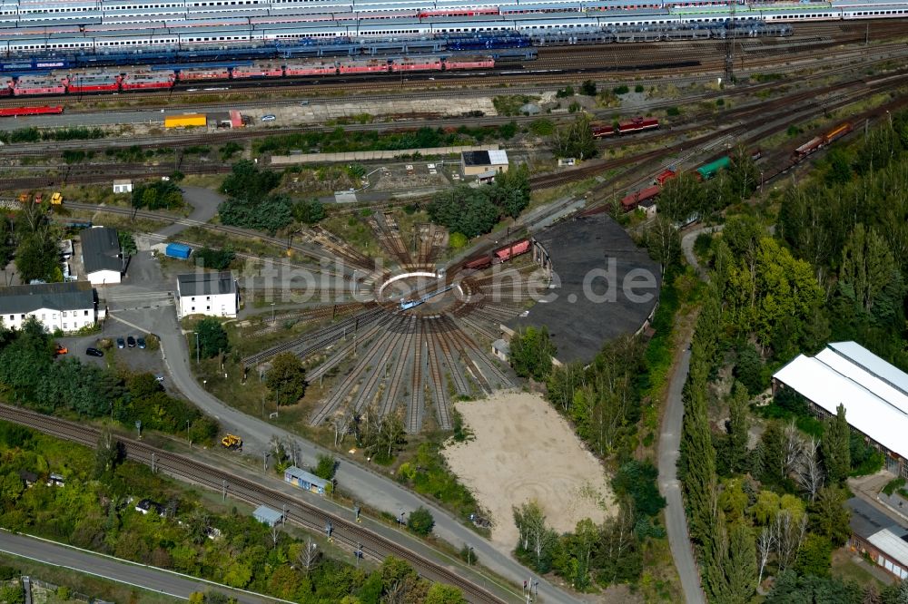 Luftaufnahme Leipzig - Gleisanlagen am Rundschuppen - Triebfahrzeughalle des Bahn- Betriebswerkes Engelsdorf in Leipzig im Bundesland Sachsen