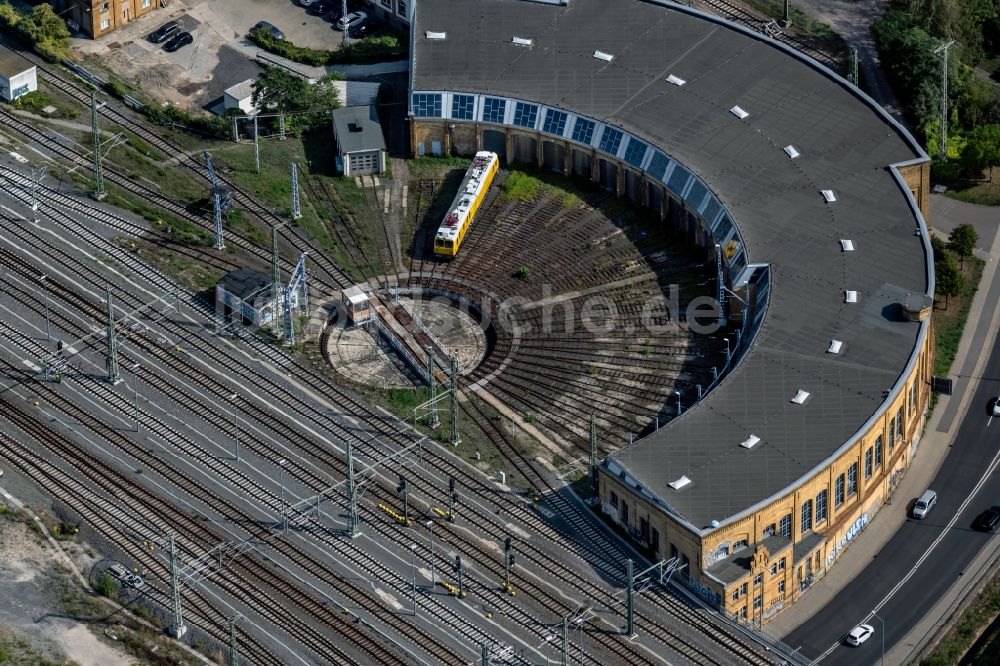 Leipzig von oben - Gleisanlagen am Rundschuppen - Triebfahrzeughalle des Bahn- Betriebswerkes in Leipzig im Bundesland Sachsen, Deutschland