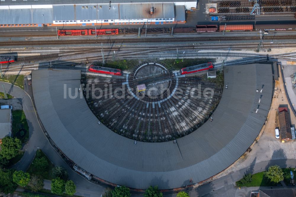 Luftbild Nürnberg - Gleisanlagen am Rundschuppen - Triebfahrzeughalle des Bahn- Betriebswerkes im Ortsteil Rangierbahnhof in Nürnberg im Bundesland Bayern, Deutschland