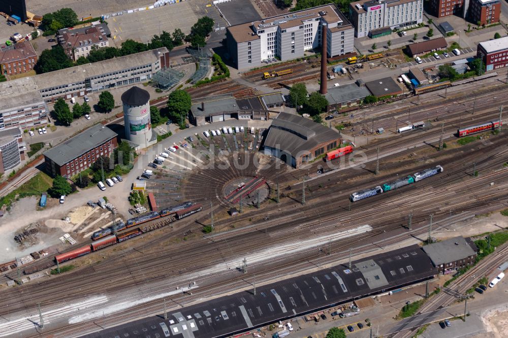 Bremen von oben - Gleisanlagen am Rundschuppen - Triebfahrzeughalle am Hauptbahnhof in Bremen, Deutschland