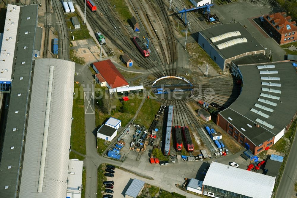 Rostock von oben - Gleisanlagen am Rundschuppen - Triebfahrzeughalle in Rostock im Bundesland Mecklenburg-Vorpommern, Deutschland