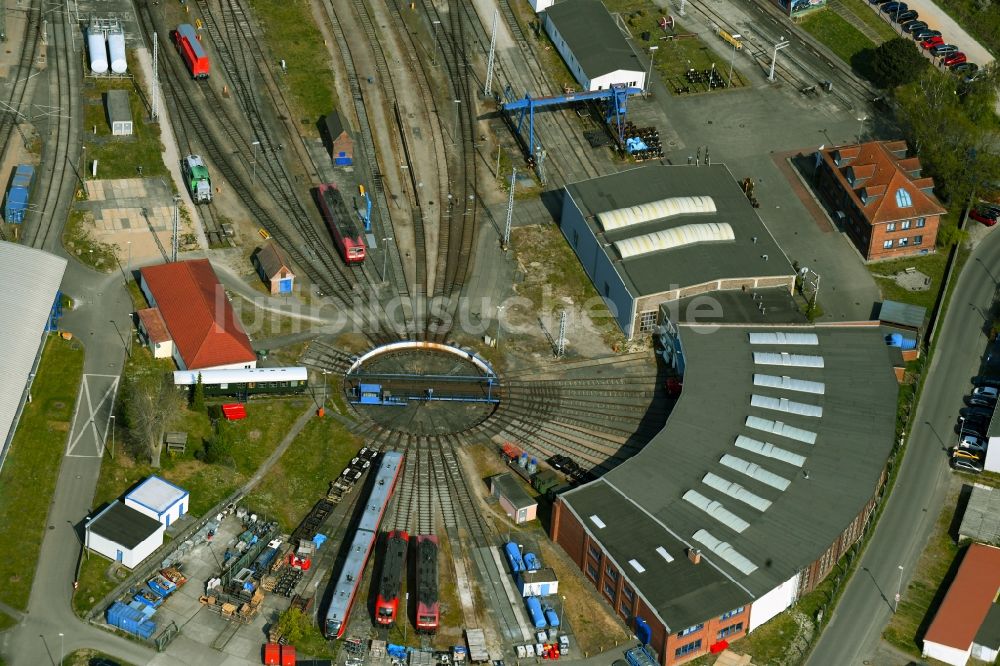 Rostock aus der Vogelperspektive: Gleisanlagen am Rundschuppen - Triebfahrzeughalle in Rostock im Bundesland Mecklenburg-Vorpommern, Deutschland