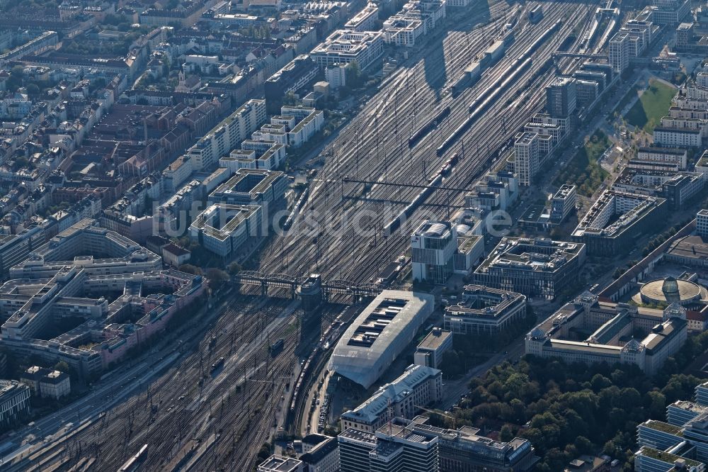 Luftaufnahme München - Gleise im Bereich der Hackerbrücke nahe des Hauptbahnhofes in München im Bundesland Bayern