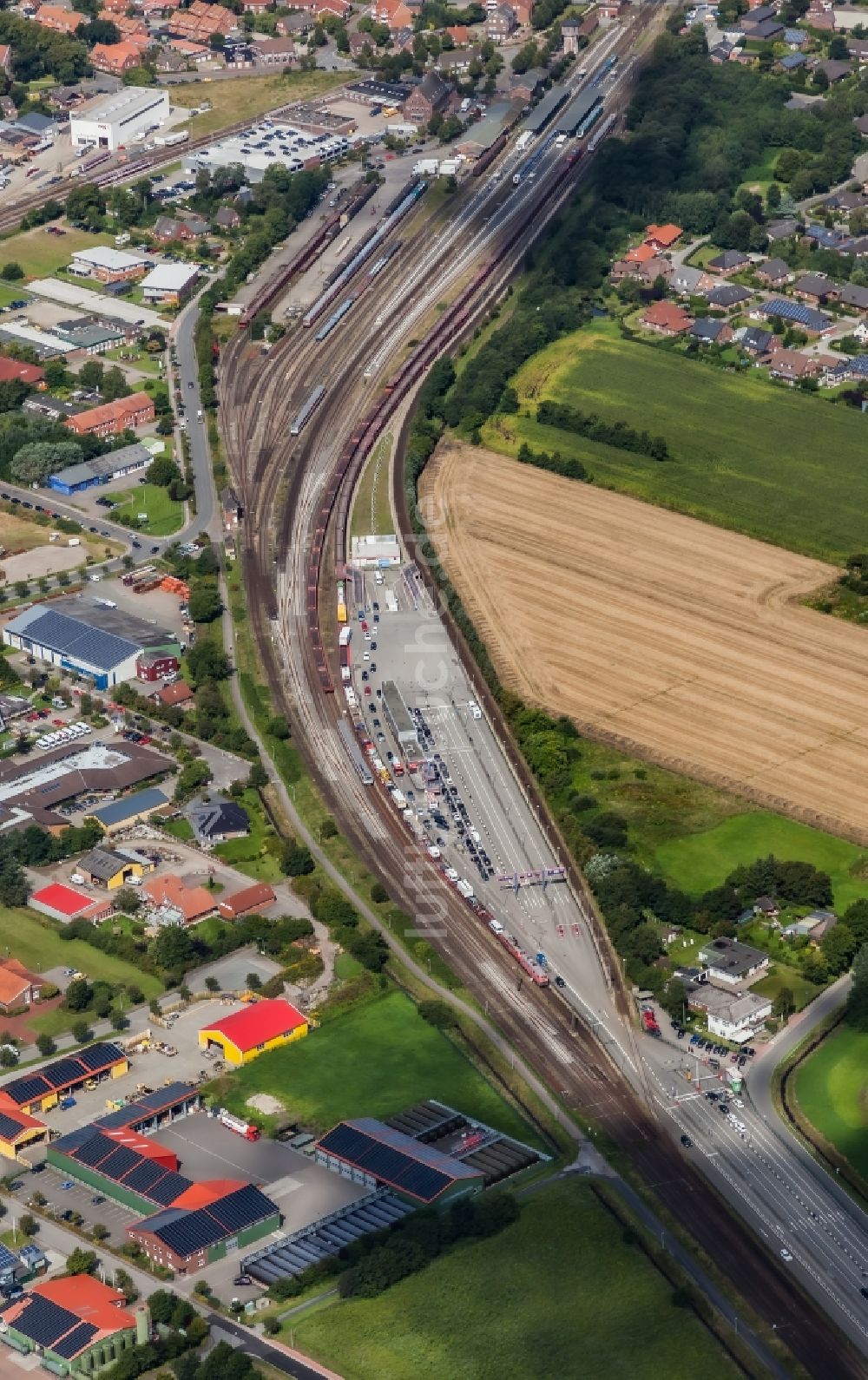 Niebüll von oben - Gleisverlauf und Bahn -Betriebsgebäude in Niebüll im Bundesland Schleswig-Holstein, Deutschland
