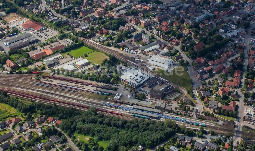 Luftbild Niebüll - Gleisverlauf und Bahn -Betriebsgebäude in Niebüll im Bundesland Schleswig-Holstein, Deutschland