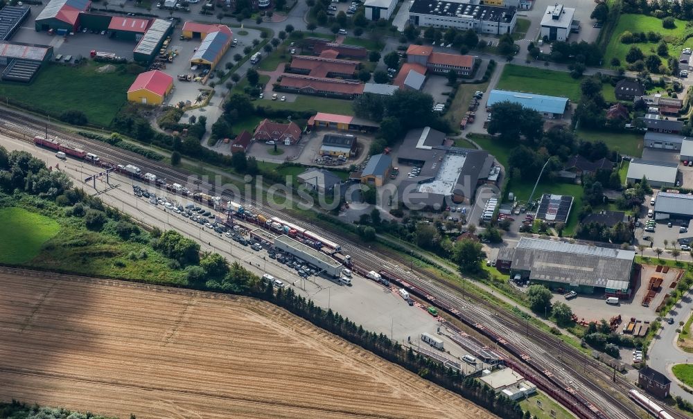 Luftaufnahme Niebüll - Gleisverlauf und Bahn -Betriebsgebäude in Niebüll im Bundesland Schleswig-Holstein, Deutschland