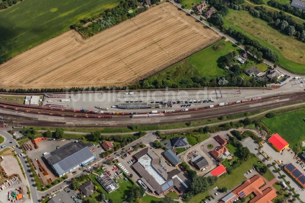 Luftaufnahme Niebüll - Gleisverlauf und Bahn -Betriebsgebäude in Niebüll im Bundesland Schleswig-Holstein, Deutschland